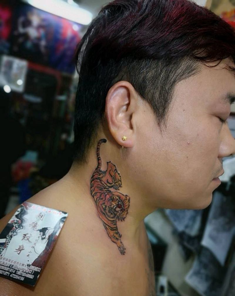 侧颈部纹身图片