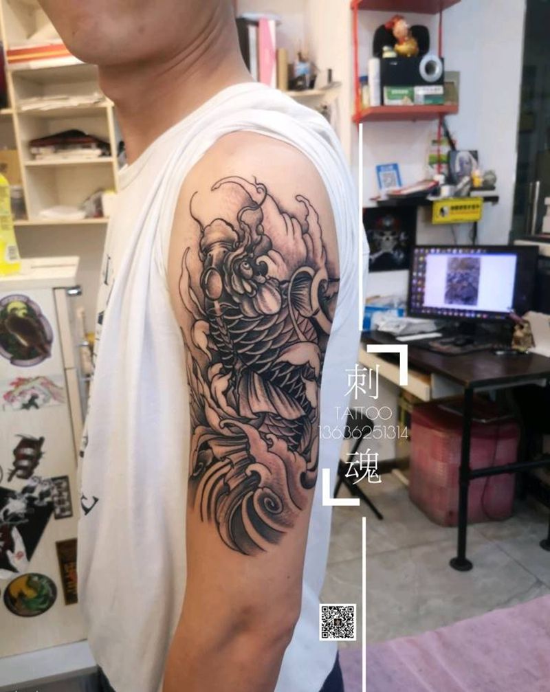 大臂锦鲤纹身图片_手臂新传统纹身图案