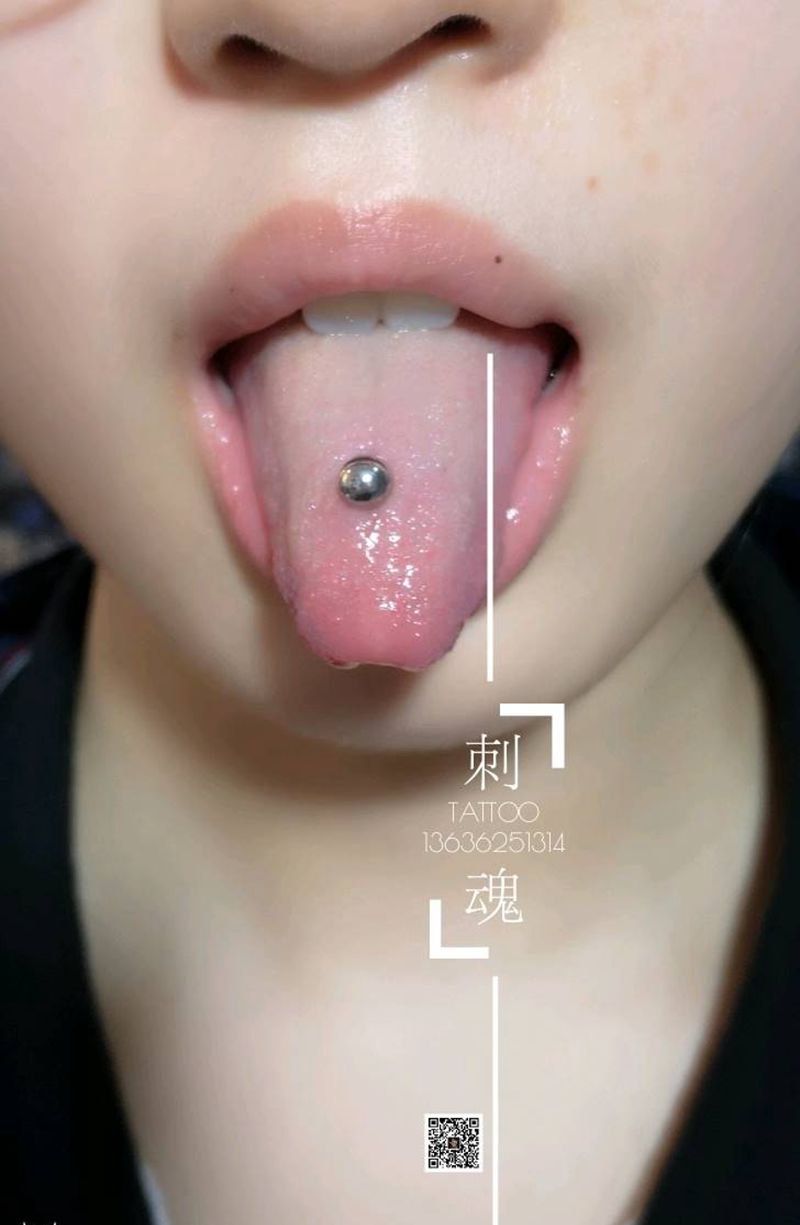 各种穿孔纹身图片_腰部点刺纹身图案