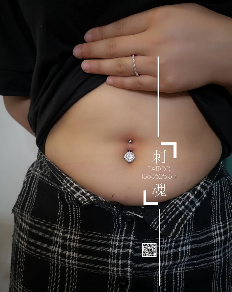 脐钉穿孔纹身图片_腹部几何穿孔纹身图案