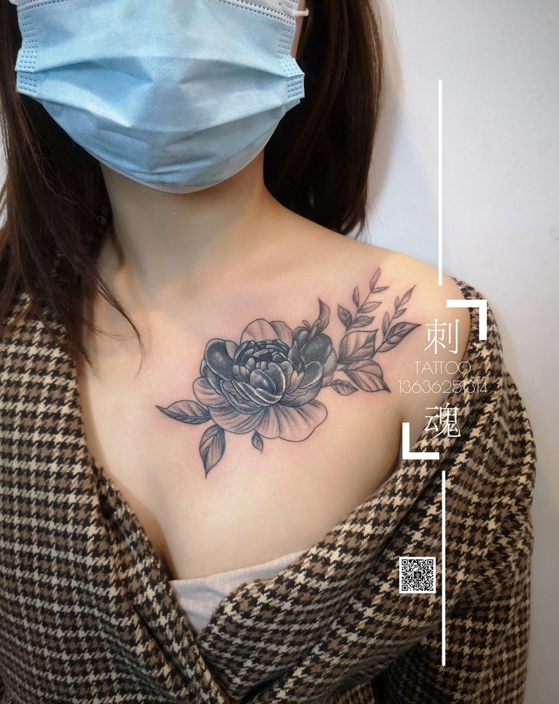 素花纹身图片_胸部几何新传统纹身图案