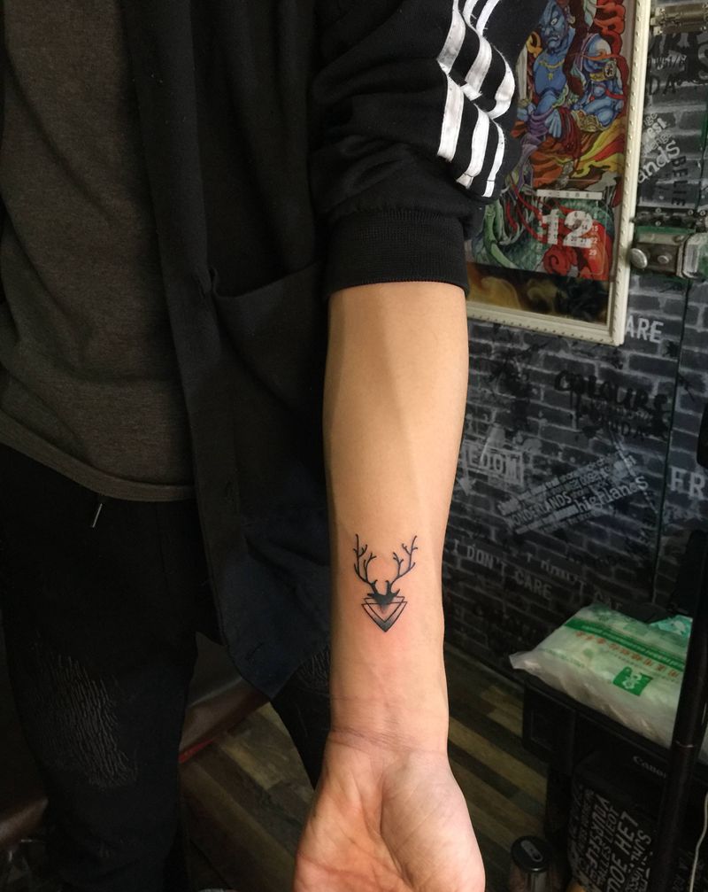 鹿角纹身图片_手臂几何纹身图案