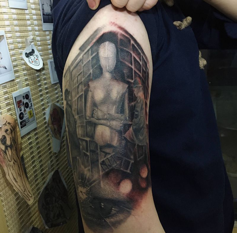 巴黎乱战读书者纹身图片_肩部欧美写实纹身图案
