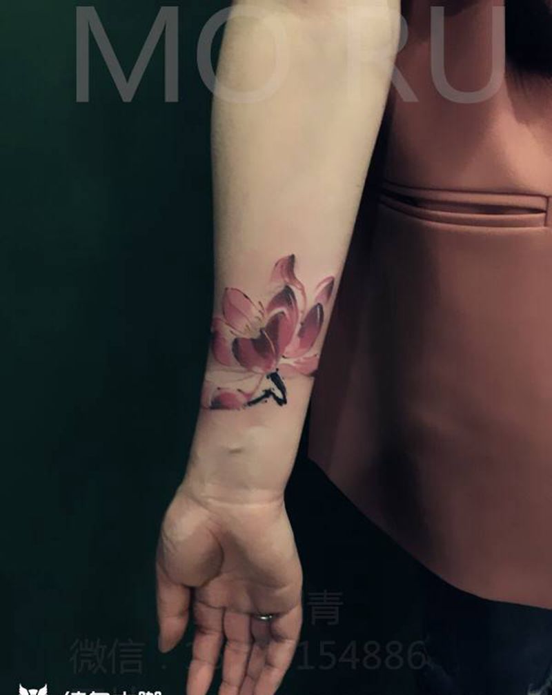水墨莲花纹身图片_手臂纹身图案