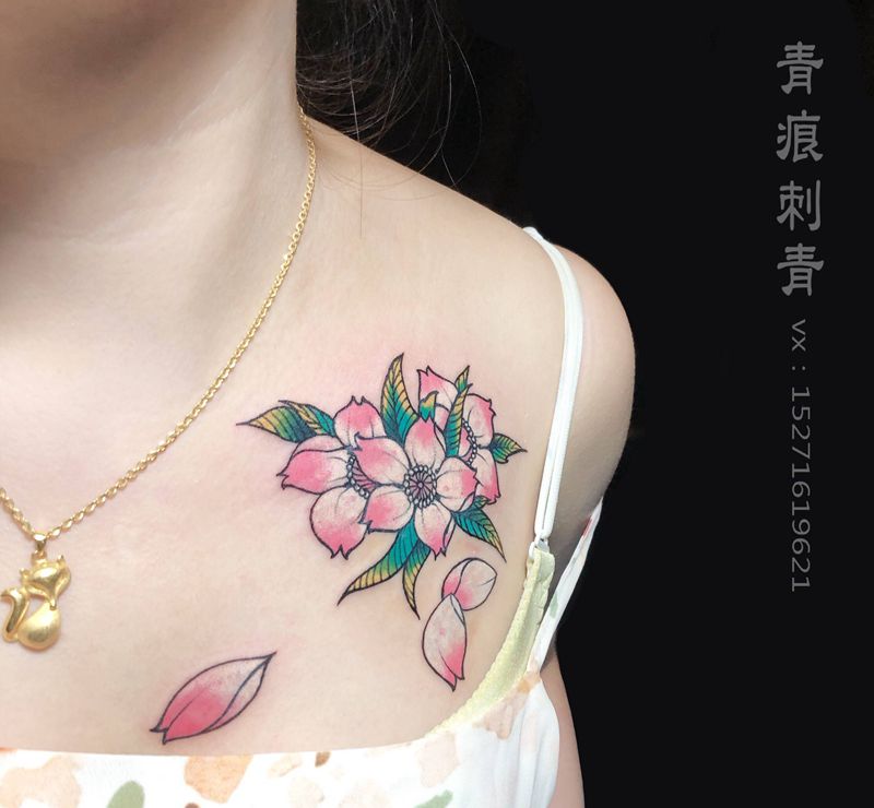 樱花纹身图片_胸部纹身图案