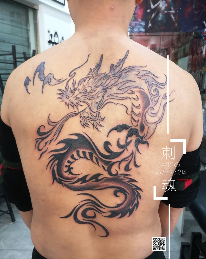 满背龙图腾纹身图片_背部图腾纹身图案