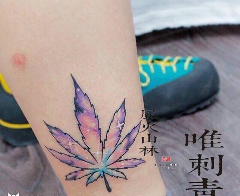 彩色星空枫叶纹身图片_成品腿部欧美植物时尚元素纹身图案