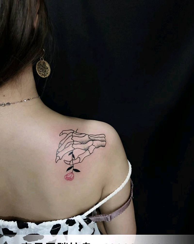 骷髅手花纹身图片_肩部点刺纹身图案