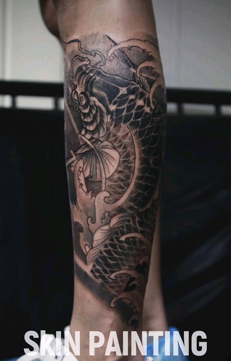 黑灰鲤鱼（700元特价活动）纹身图片_腿部新传统纹身图案