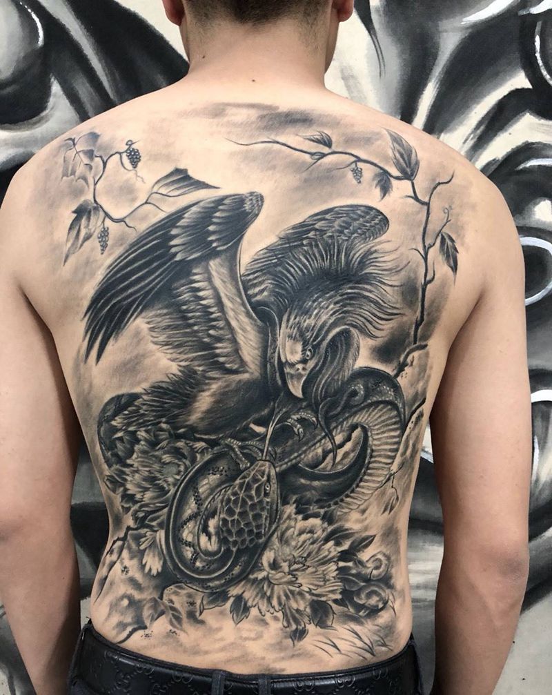 鹰蛇纹身图片_背部纹身图案