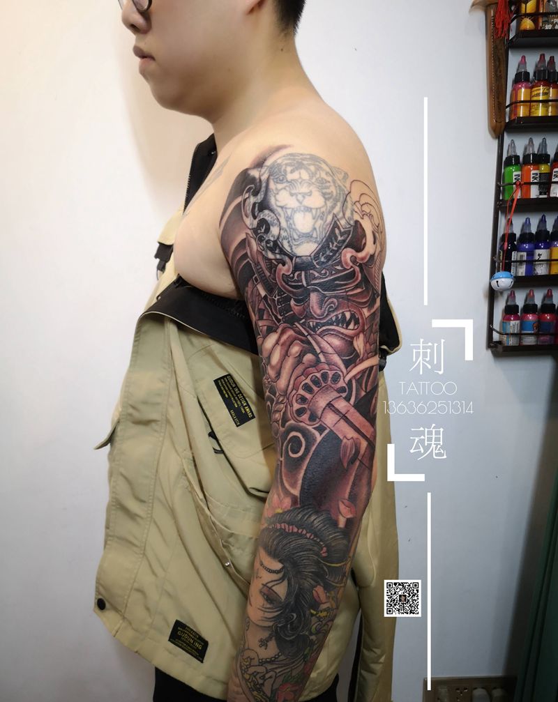 大臂鬼武士纹身图片_手臂新传统纹身图案