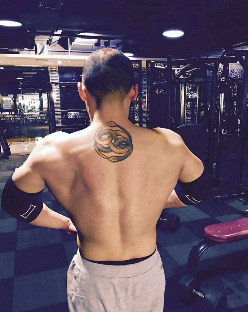 蛇纹身图片_颈部纹身图案