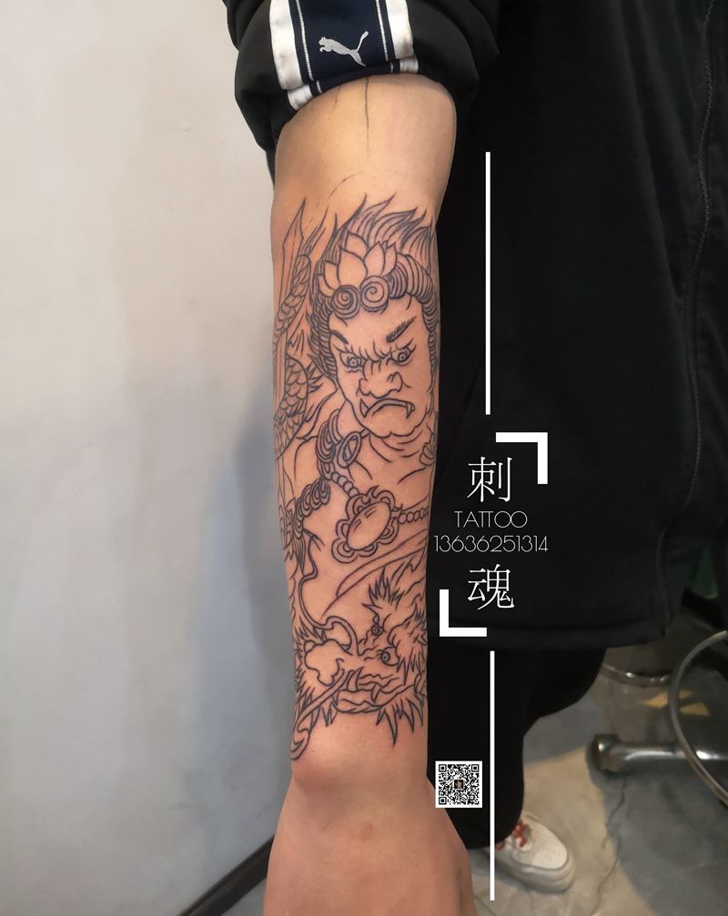 小臂不动明王纹身图片_手臂几何新传统纹身图案