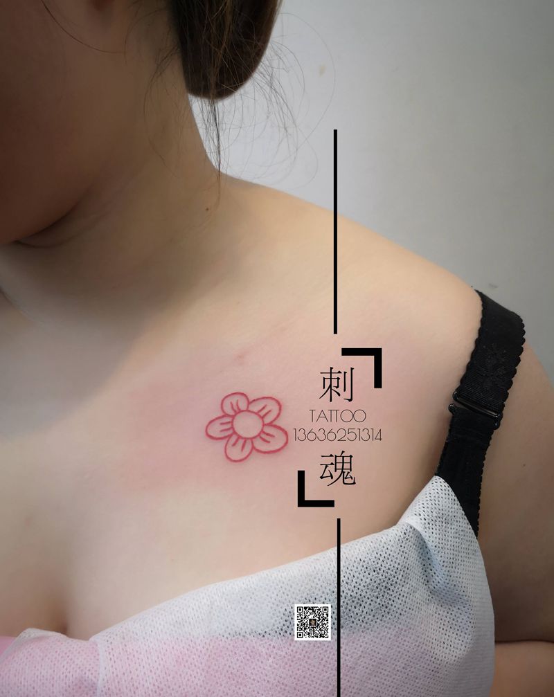 小红花纹身图片_胸部水彩几何纹身图案