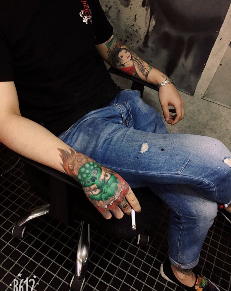 唐狮手背纹身图片