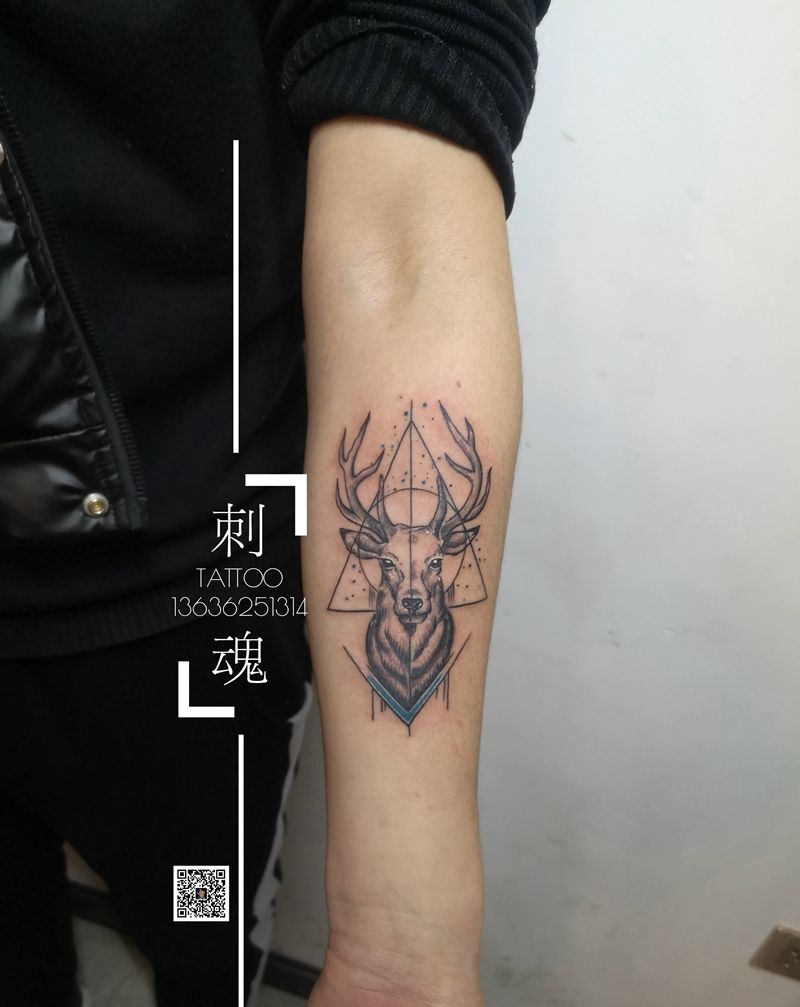 小臂鹿纹身图片_手臂几何纹身图案