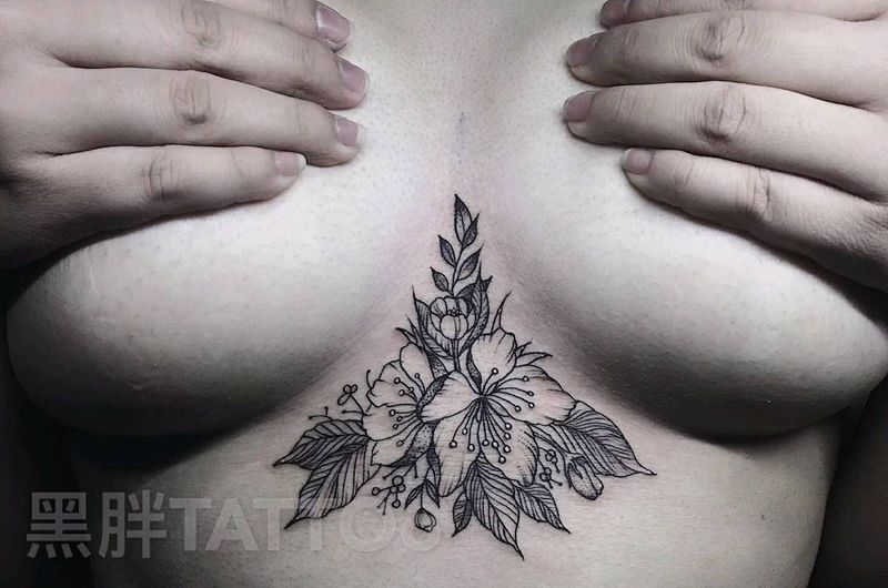 胸口花纹身图片