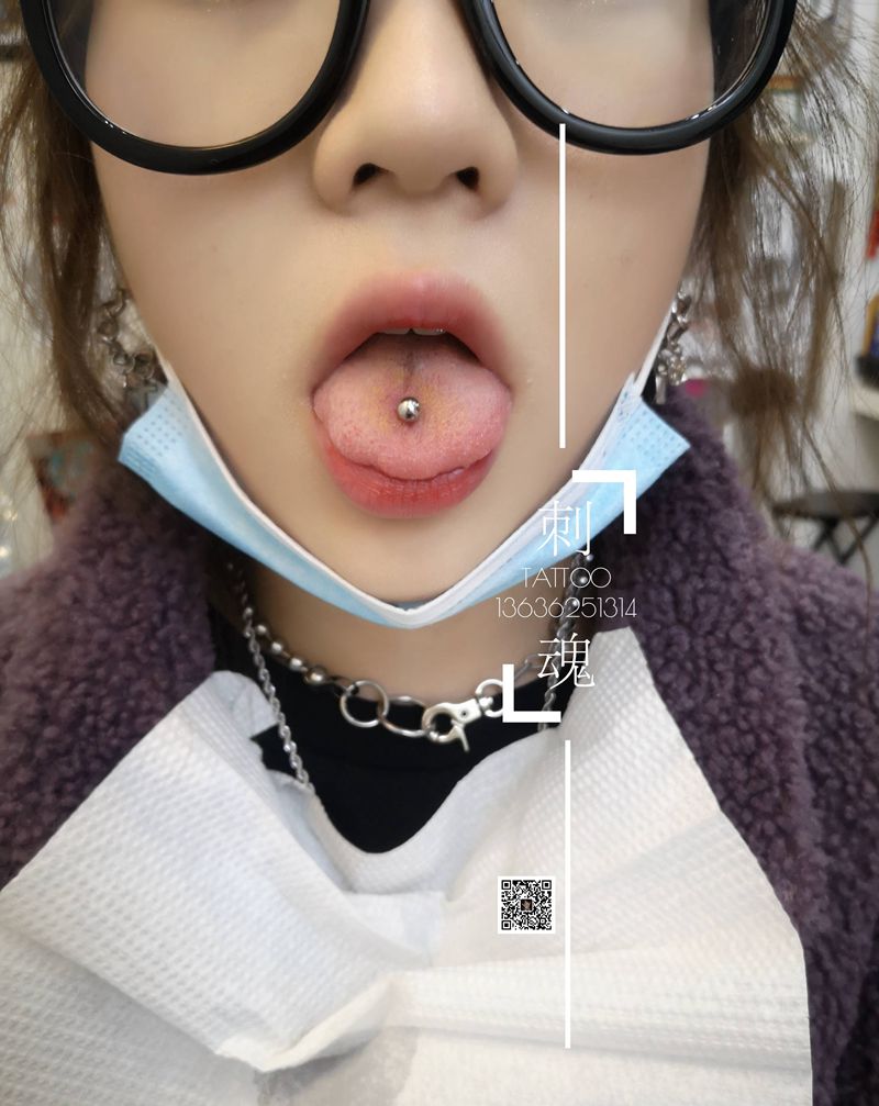 穿孔纹身图片_穿孔舌钉唇钉纹身图案