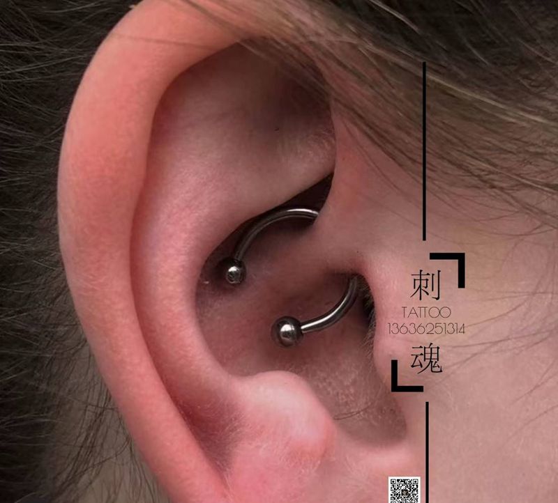 穿孔爱好者纹身图片_唇钉耳钉舌钉纹身图案