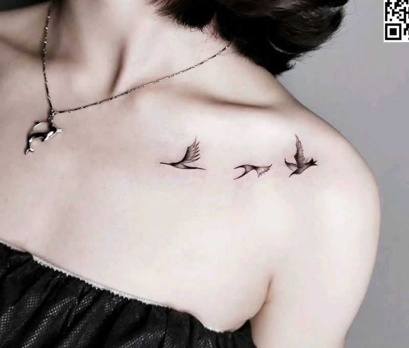 飞鸟纹身图片_肩部纹身图案
