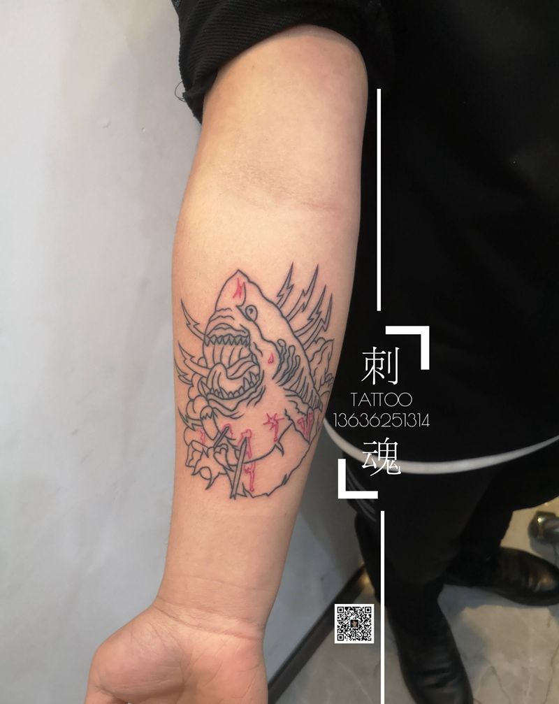 鲨鱼纹身图片_手臂几何Old School纹身图案
