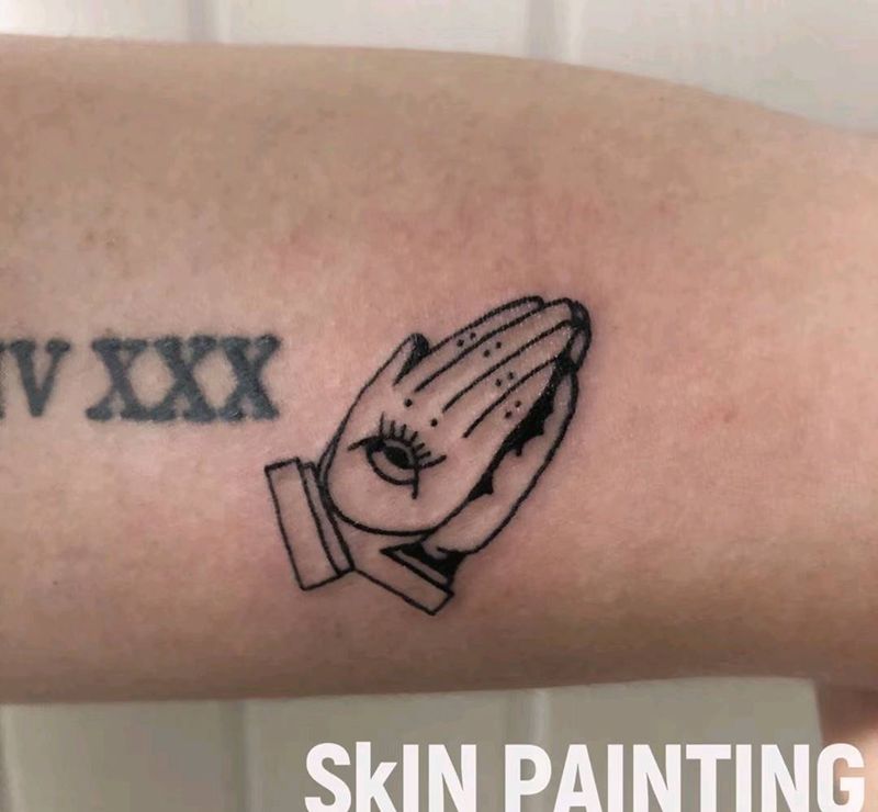 祈祷之手纹身图片_手臂小清新纹身图案
