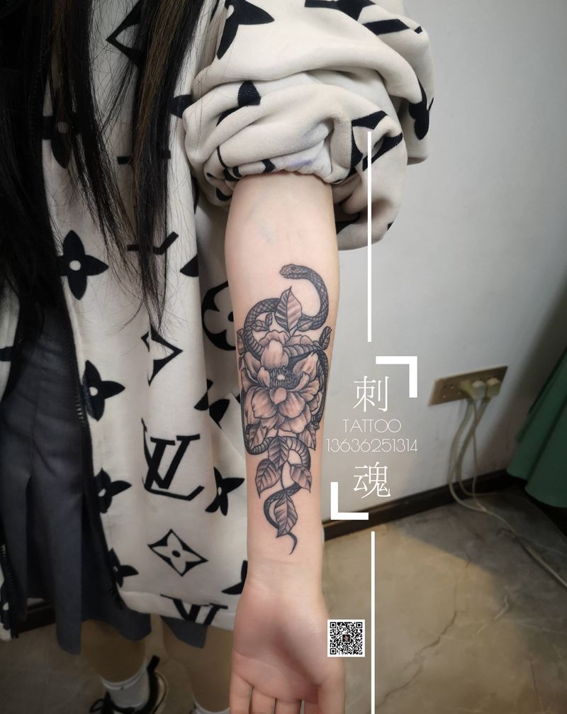 小臂蛇 花纹身图片_手臂新传统纹身图案