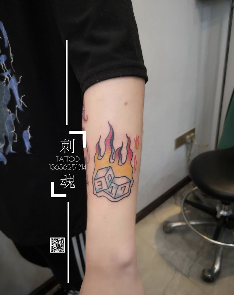 火焰骰子纹身图片_手臂Old School纹身图案