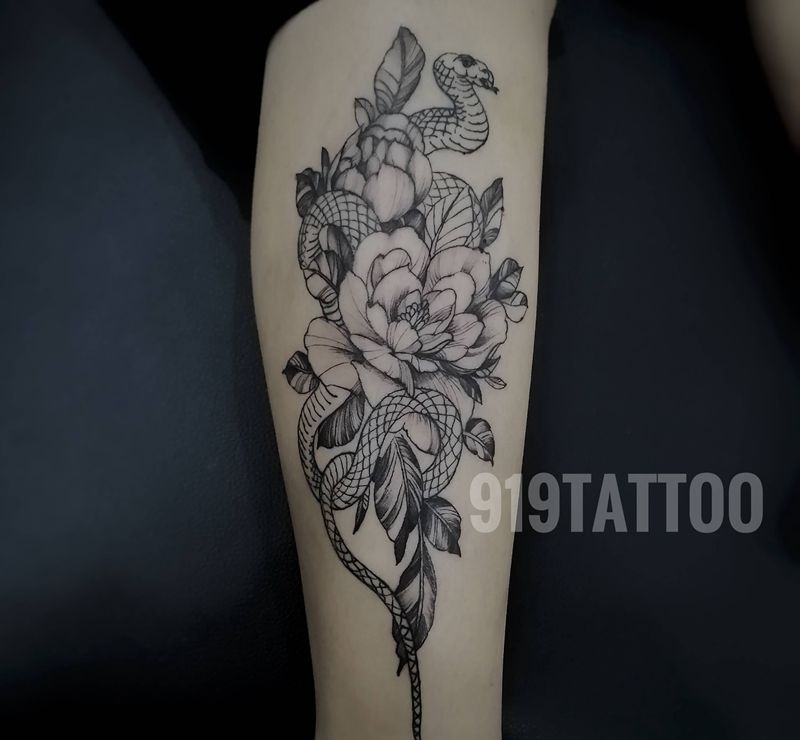 素花与蛇纹身图片_腿部素花纹身图案