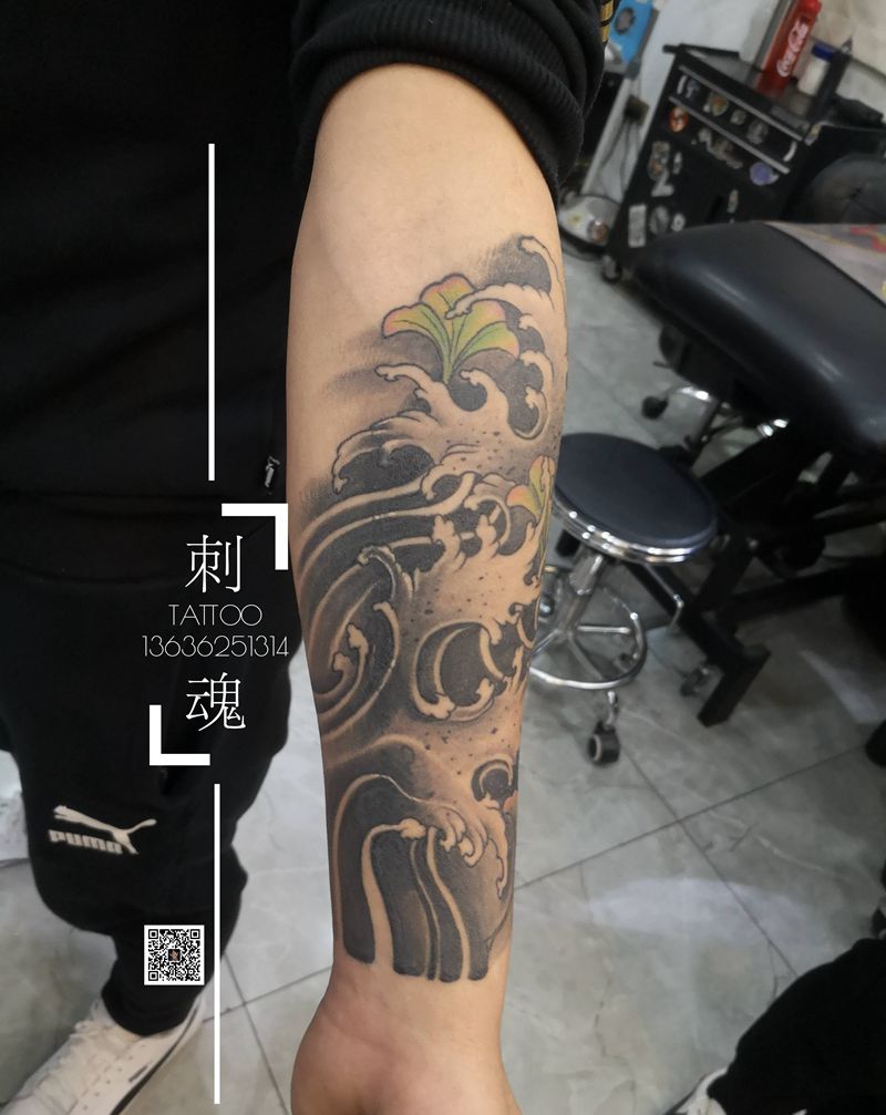 小臂水浪纹身图片_手臂新传统纹身图案