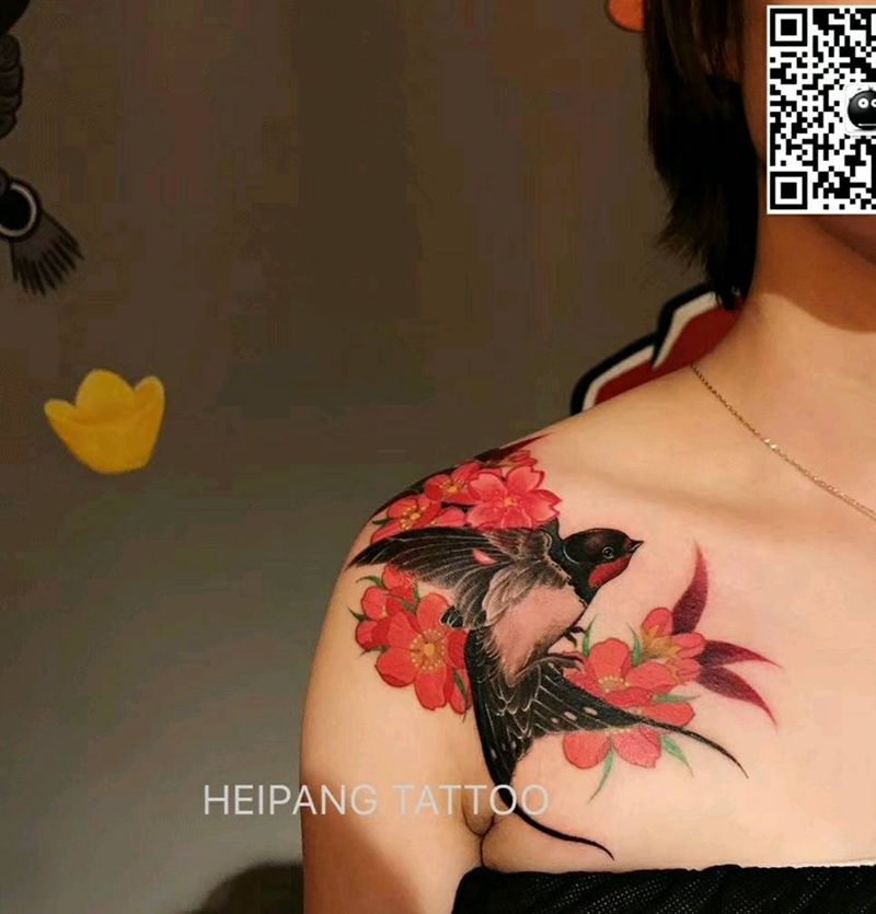燕子花纹身图片_肩部纹身图案