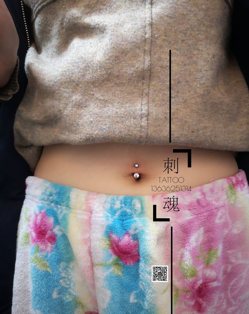 穿孔纹身图片_腰部脐钉舌钉唇钉纹身图案