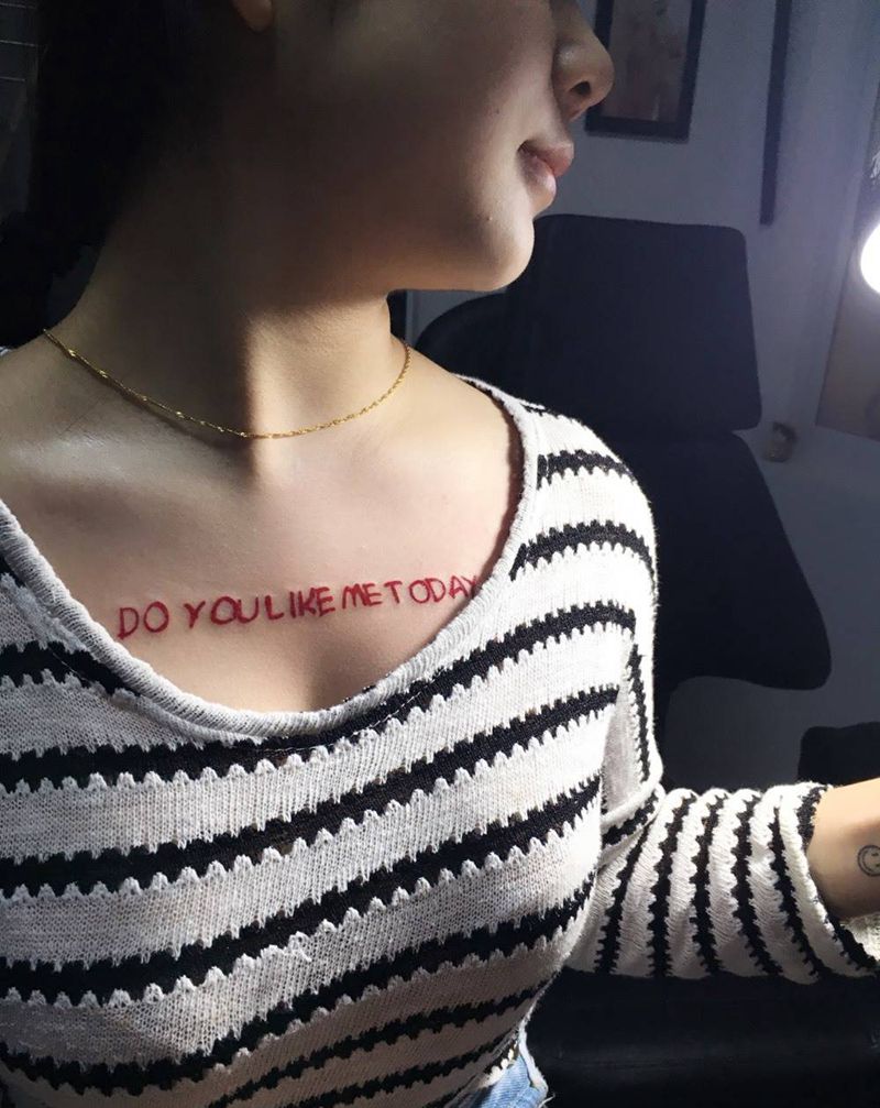 红色抽象字体纹身图片