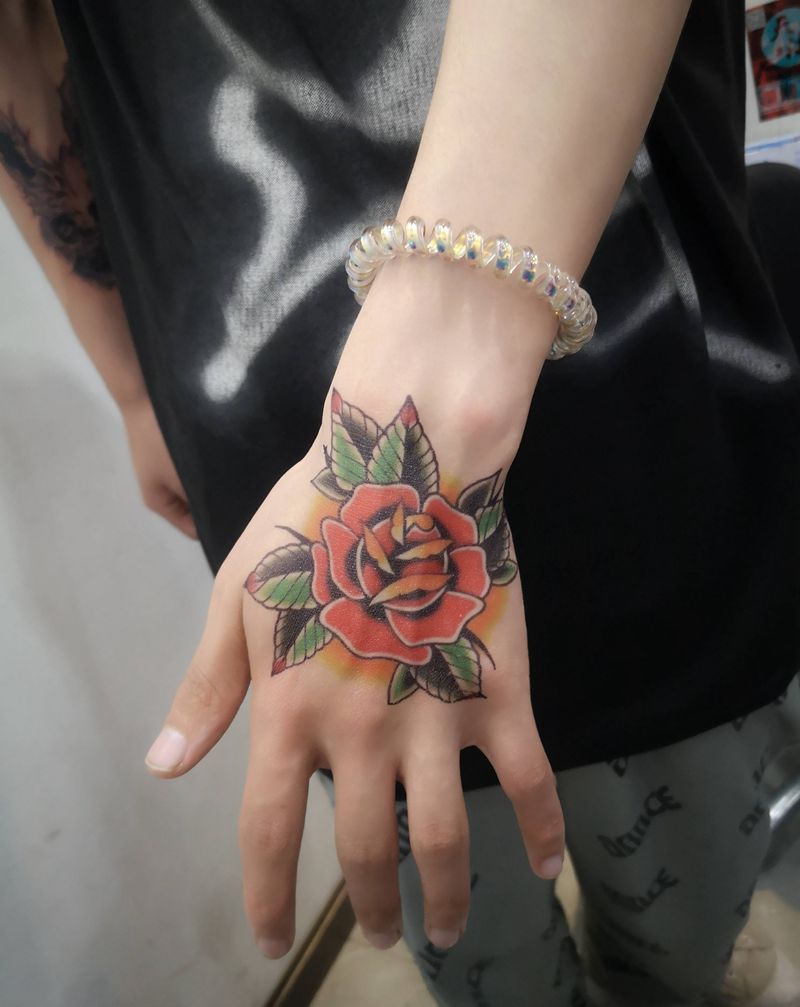 手背玫瑰纹身图片_手部新传统点刺纹身图案