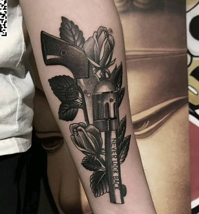 枪纹身图片_手臂纹身图案