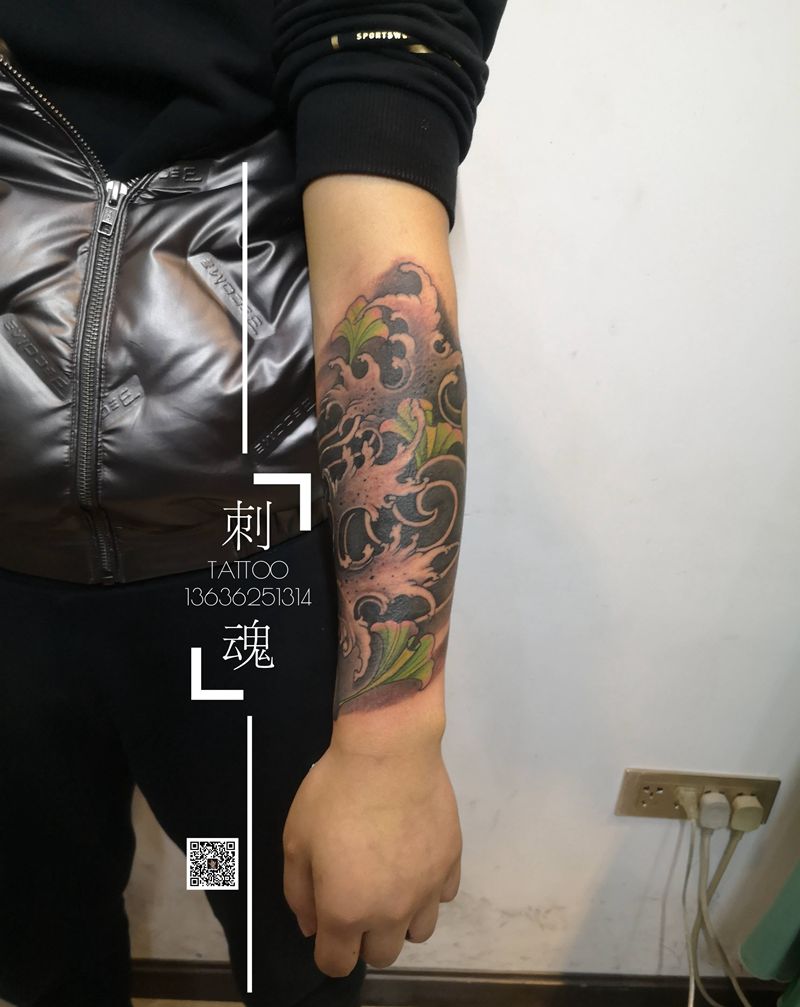 小水浪纹身图片_手臂新传统纹身图案