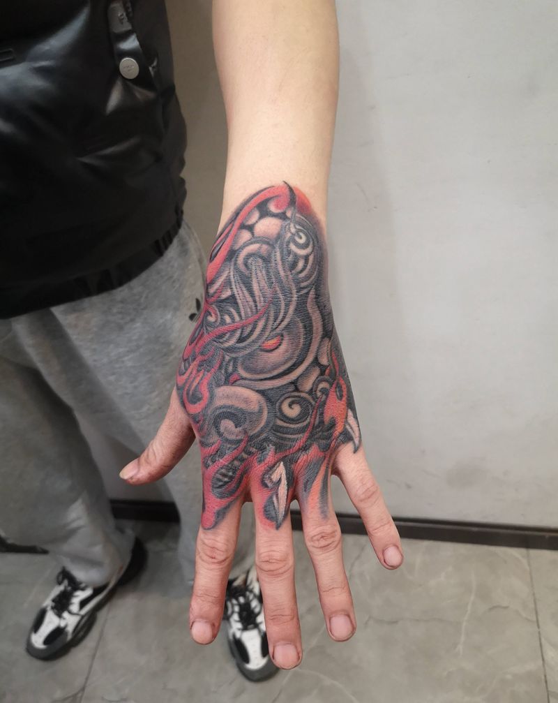 手背唐狮纹身图片_手部新传统纹身图案