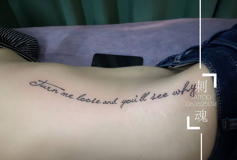 侧腰小清新字母纹身图片_腰部几何纹身图案