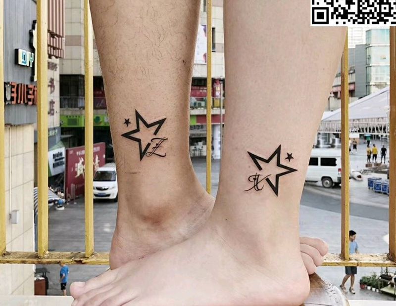 情侣五角星纹身图片_腿部纹身图案