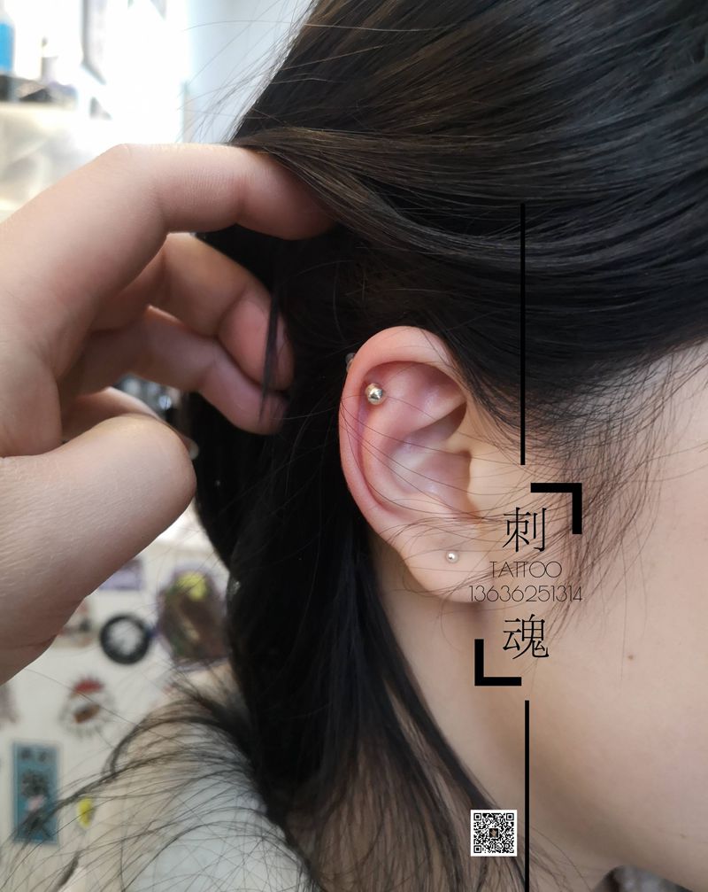 穿孔纹身图片_耳钉唇钉纹身图案