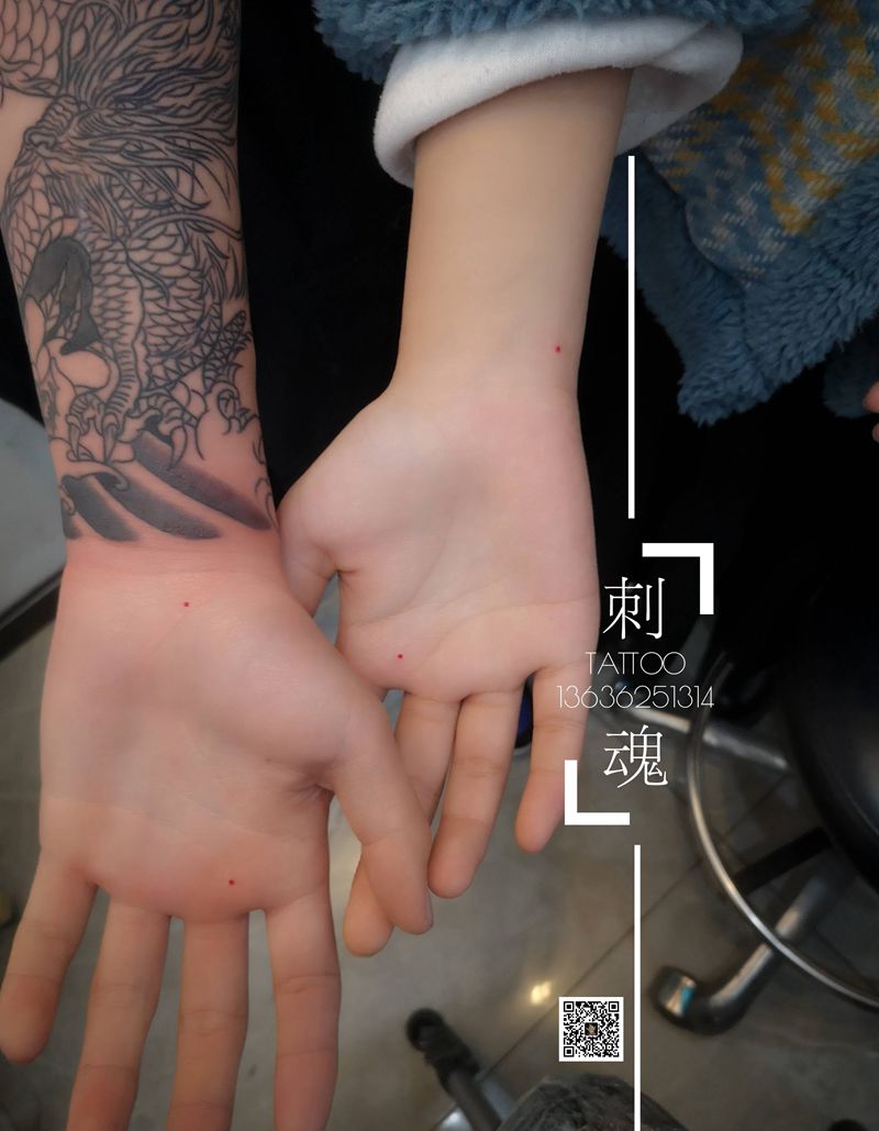 朱砂痣纹身图片_手部点刺纹身图案