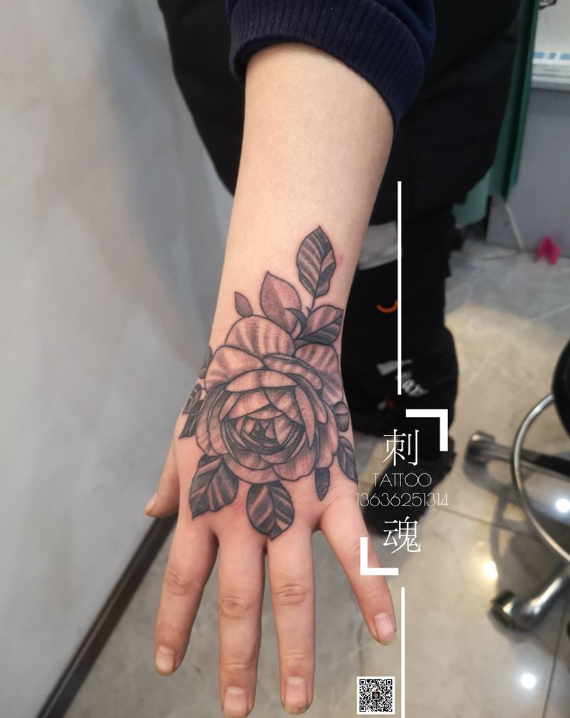 花手纹身图片_手部水墨新传统纹身图案