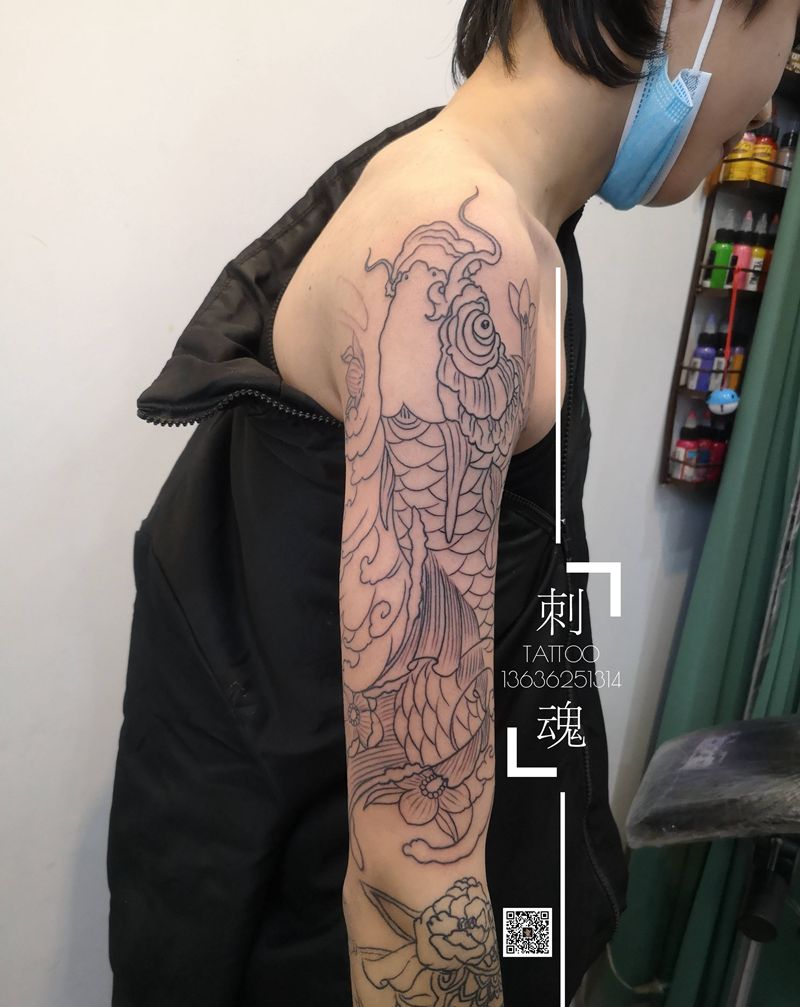 大臂锦鲤纹身图片_手臂几何新传统纹身图案