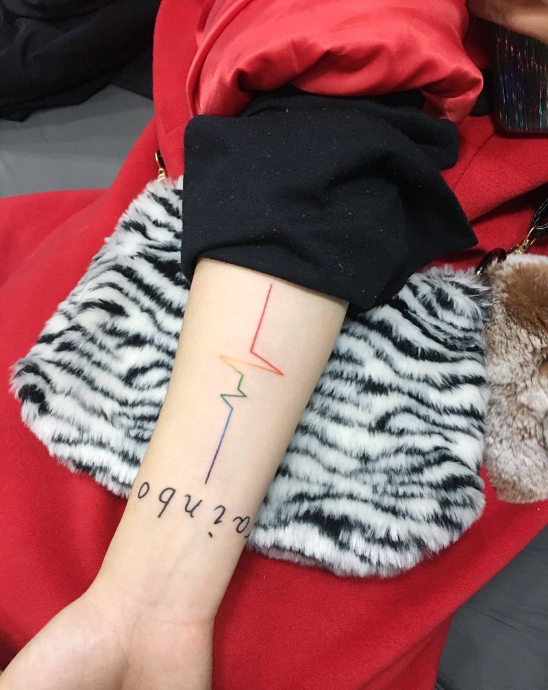 彩虹线纹身图片