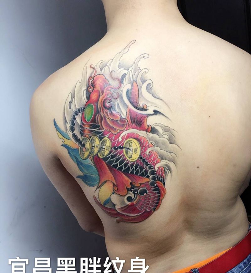 背部鲤鱼纹身图片