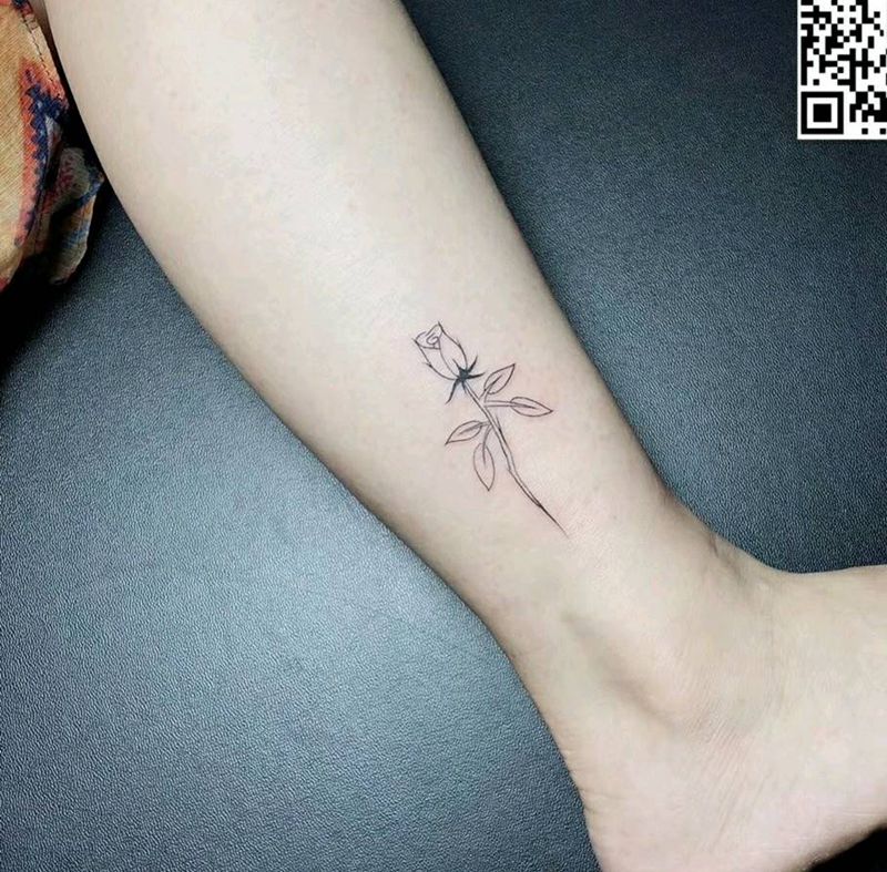 简笔花纹身图片_腿部纹身图案