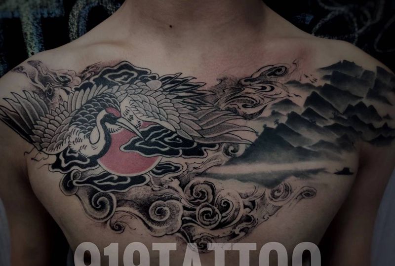 鹤起之风卷云涌纹身图片_胸部鹤纹身图案