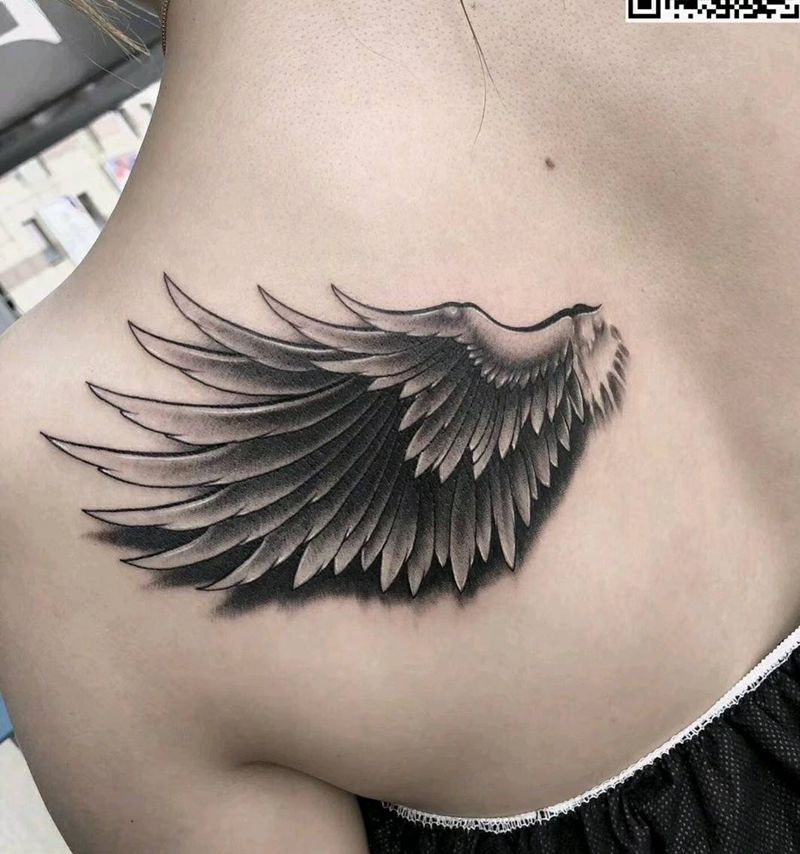 翅膀纹身图片_背部纹身图案