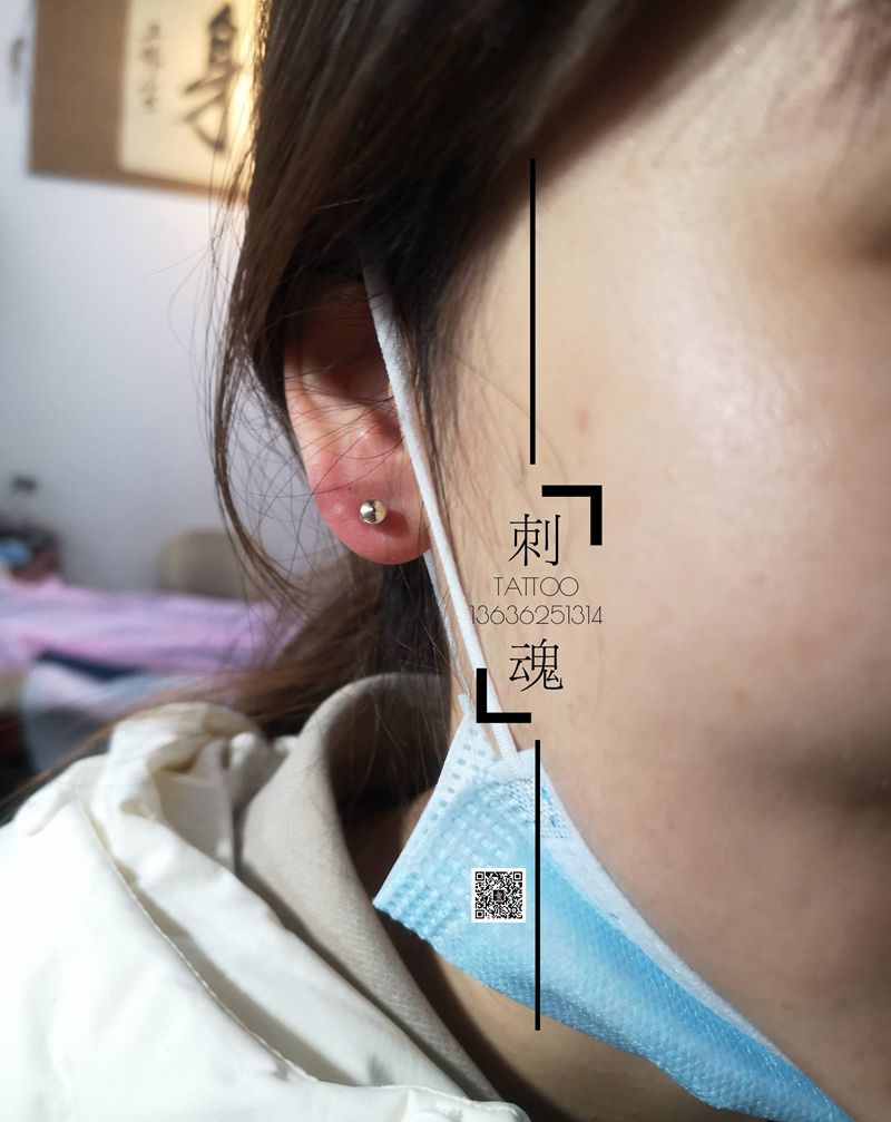 耳钉纹身图片_穿孔耳钉纹身图案