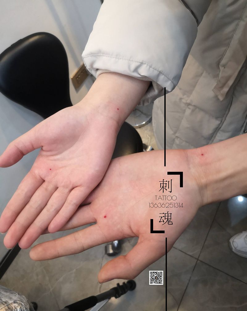 情侣朱砂痣纹身图片_手部点刺纹身图案